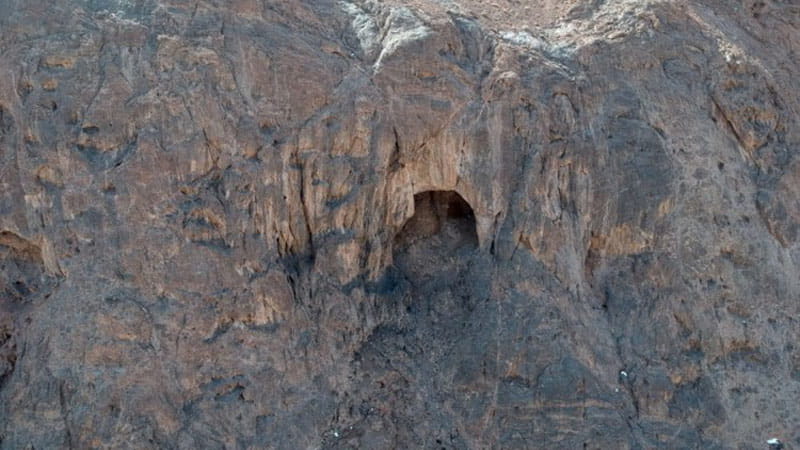 غار شگفت یزدان در دامنه های کوه اشکفت در روستایی هفتهر