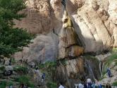 آبشار سمیرم بر صخره های کوه از نمای کنار