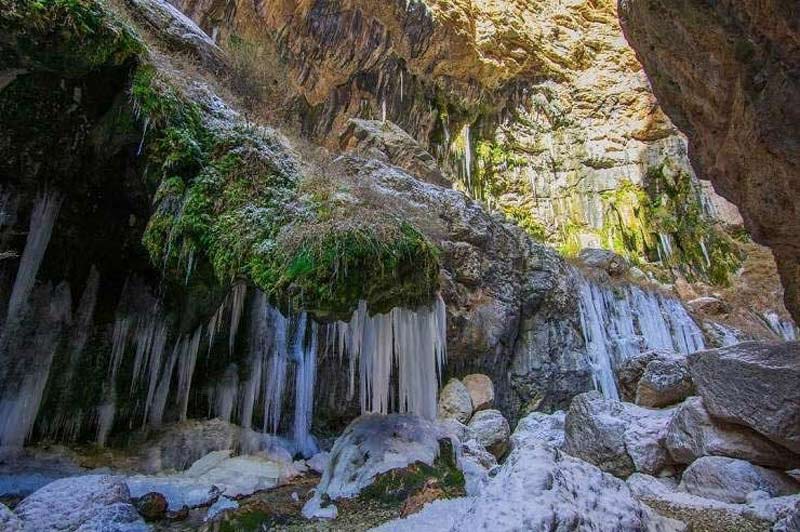 آبشارهای اخلمد میان صخرهه های آهی جلبک بسته