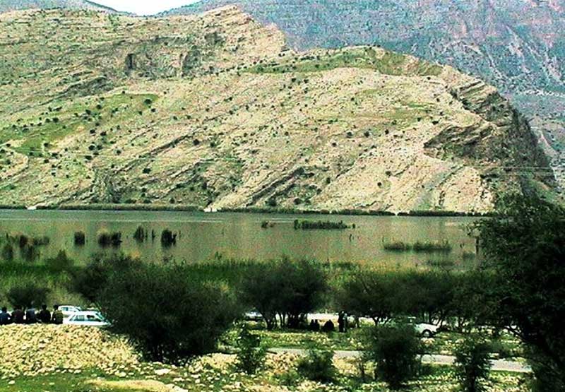 اتراق گردشگران در جوار دریاچه پریشان فارس از نمای بالا