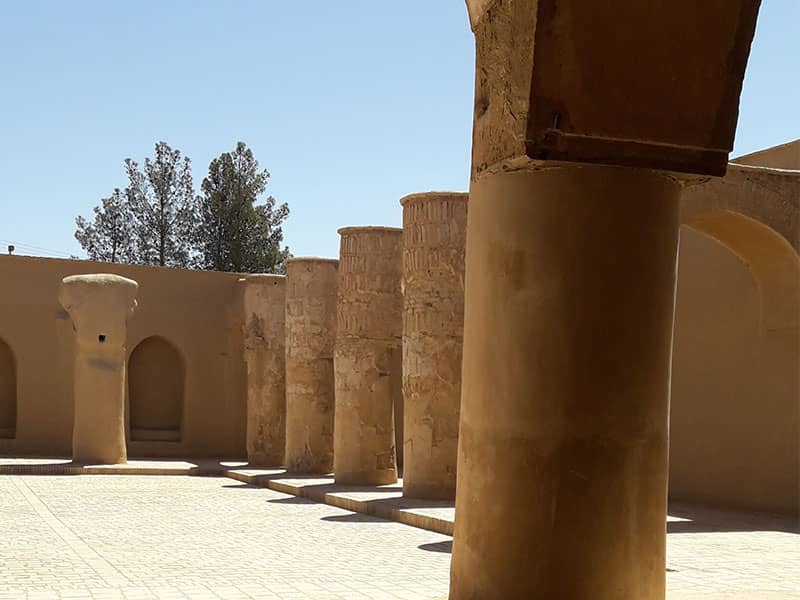 ستون های بزرگ و متعدد مسجدی تاریخی