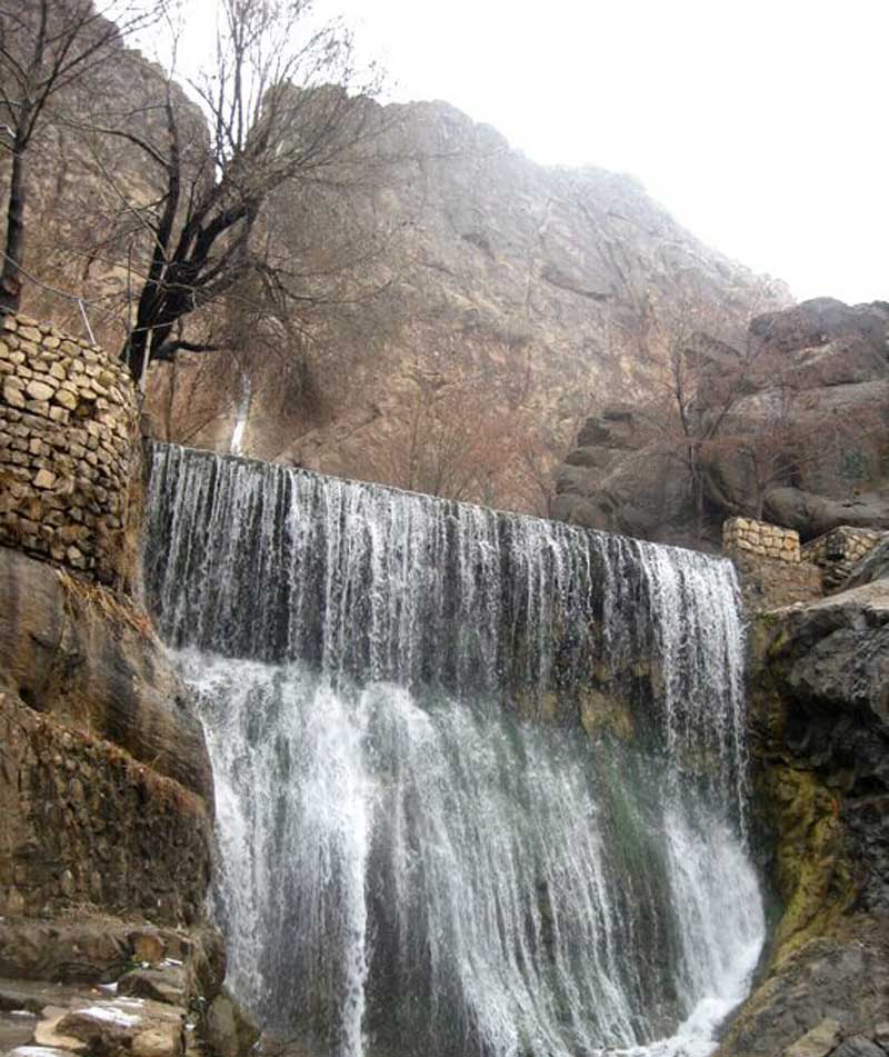 آبشار سمیرم از محل ریزش بالای کوه از نمای نزدیک