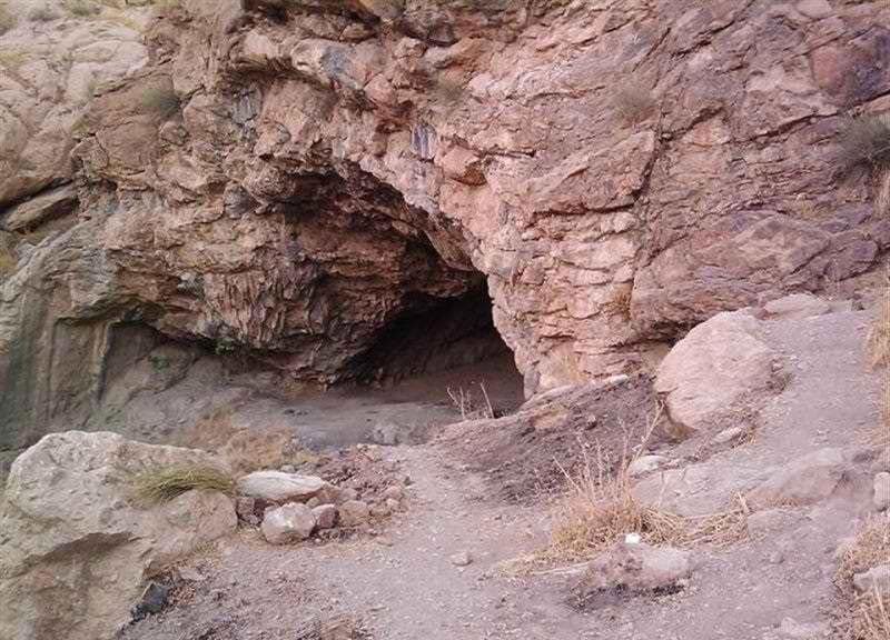 دهانه ورودی غار شگفت یزدان در کوهستان از نمای دور