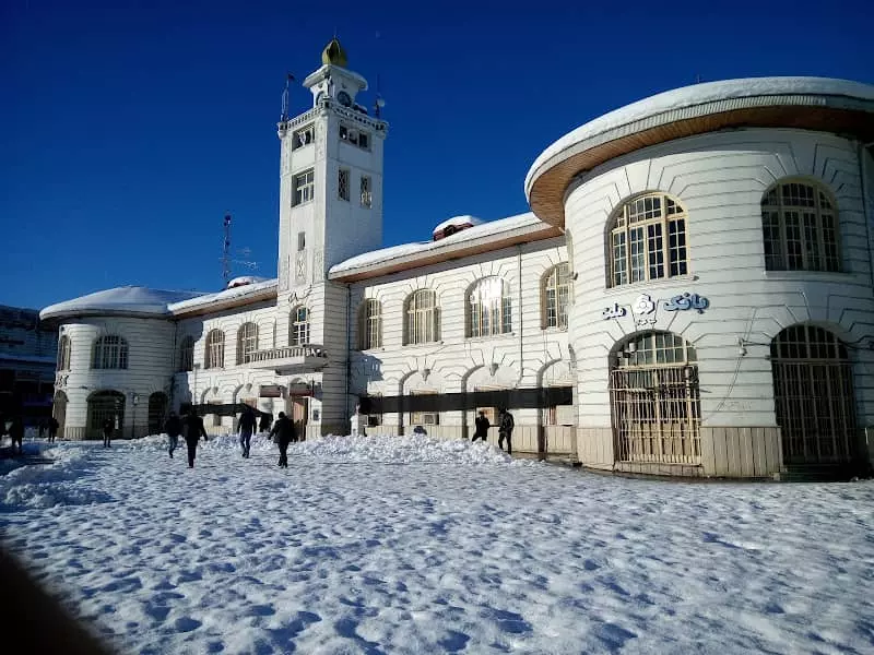 عمارت شهرداری رشت در برف