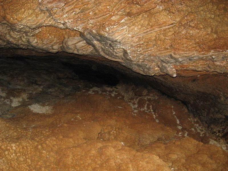 رسوبات سنگی داخل غار رودافشان