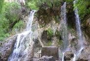 آبشارهای دره اجنه اخلمد روی تخته سنگ های آهکی