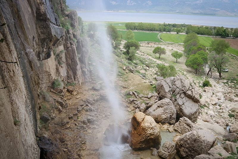 آبشار تماشایی در دشت ارژن فارس از نمای بالای آبشار