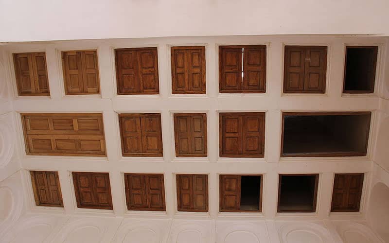پنجره های چوبی در سقف گچی