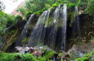 حضور گردشگران در پای حوضچه های آبشار اخلمد 