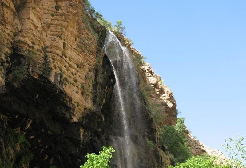 آبشار اخلمد بر فراز دره های اطراف روستای اخلمد از نمای پایین