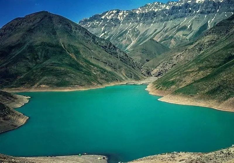 دریاچه هویر از نمای بالا میان کوهستان های دماوند