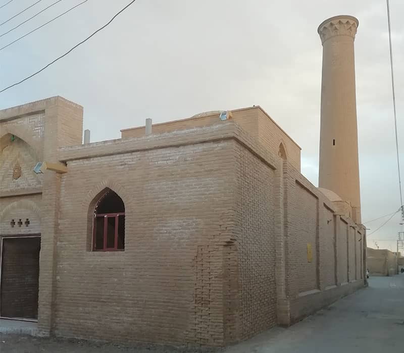 مسجدی کوچک با یک مناره بلند