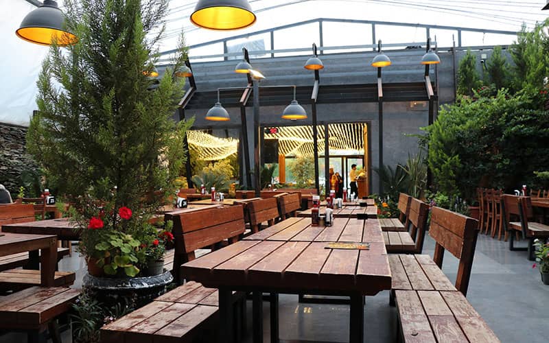 رستورانی با مبلمان مدرن و شیک با سقف شیروانی