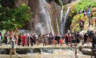 حضور گردشگران زیر آبشار سمیرم در حال آبتنی در حوضچه ها