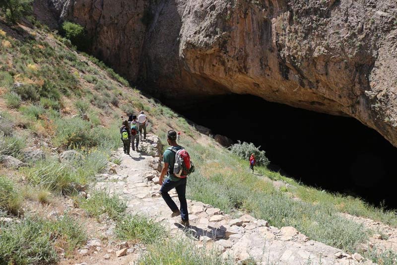 غارنوردان در مسیر ورودی غار رودافشان دماوند
