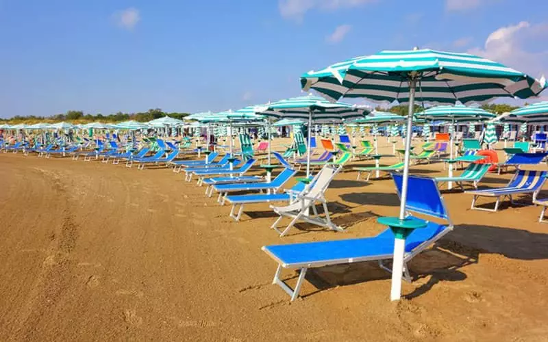 تخت های آبی رنگ در ساحل