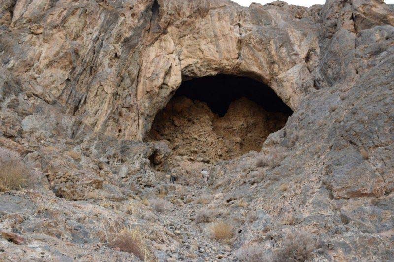 ورودی غار شگفت یزدان در کوه اشکفت یزد