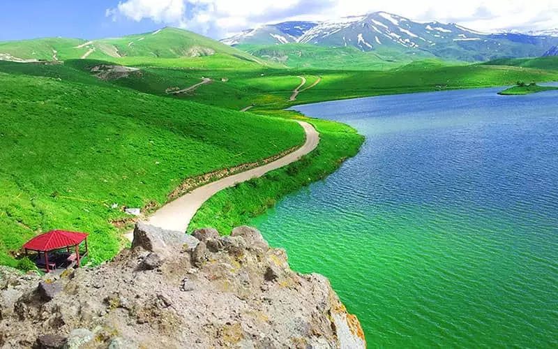 دریاچه ای پرآب در منطقه ای کوهستانی و سرسبز