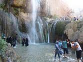آبتنی گردشگران در حوضچه های پایین آبشار سمیرم