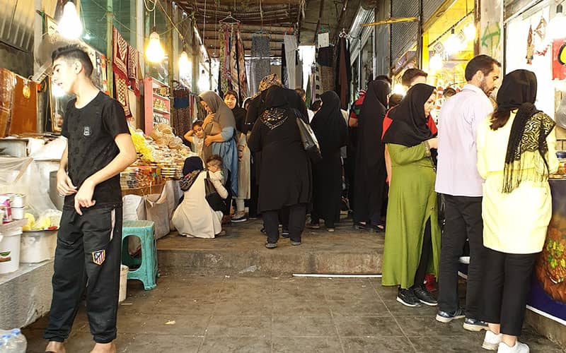 گردشگران در حال خرید از بازار امامزاده داوود