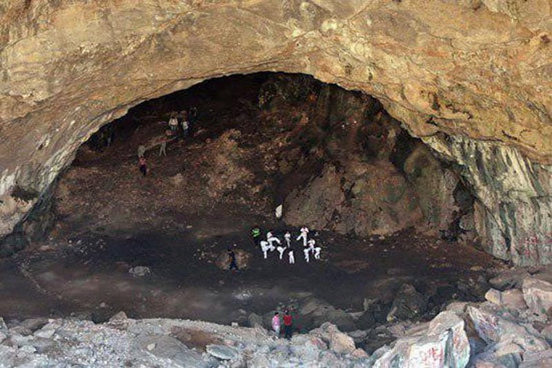 حضور گردشگران در بخش ورودی غار رودافشان دماوند