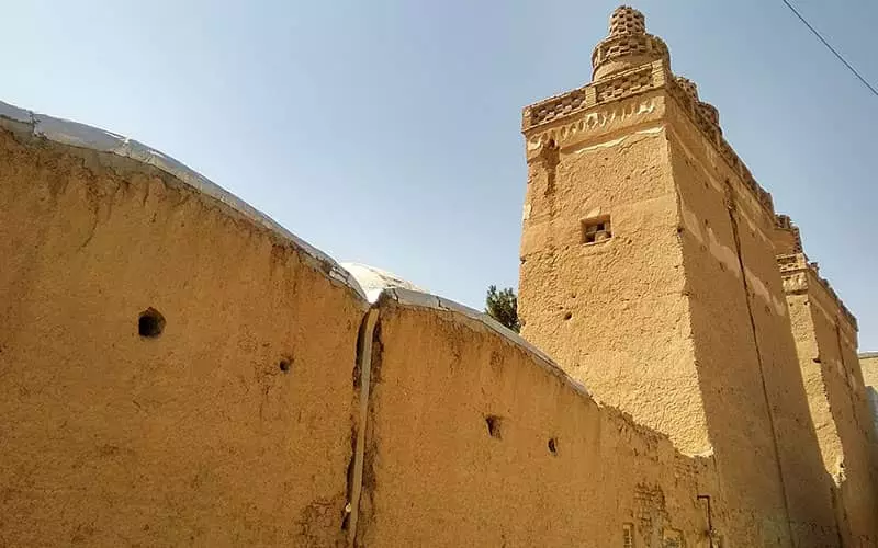 سازه ای تاریخی با برجی خشتی