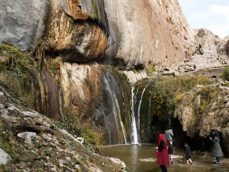 گردشگران در حوضچه های پای آبشار سمیرم در حال آبتنی