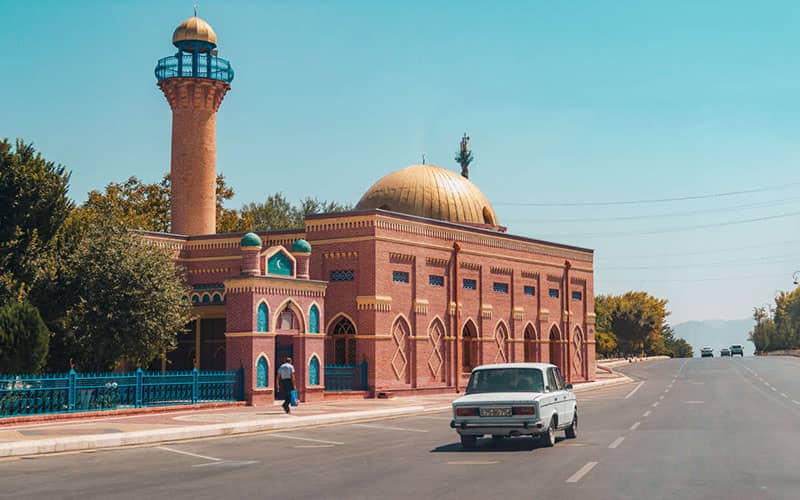 مسجدی با مناره و گنبد و نمای آجری قرمز