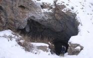 ورودی غار در برف