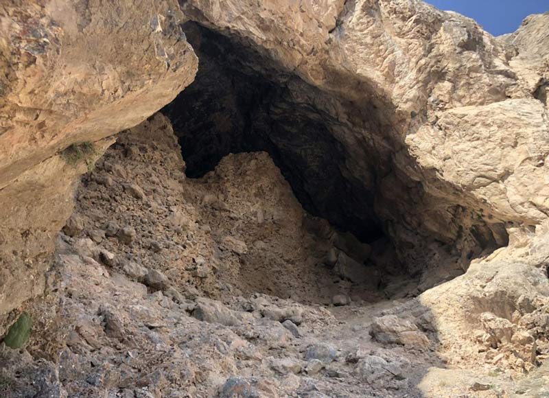 دهانه ورودی غار شگفت یزدان از نمای نزدیک