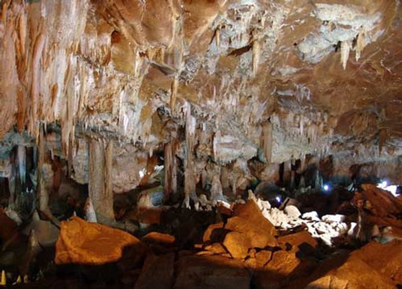مسیر داخلی غار رودافشان با حضور گردشگران