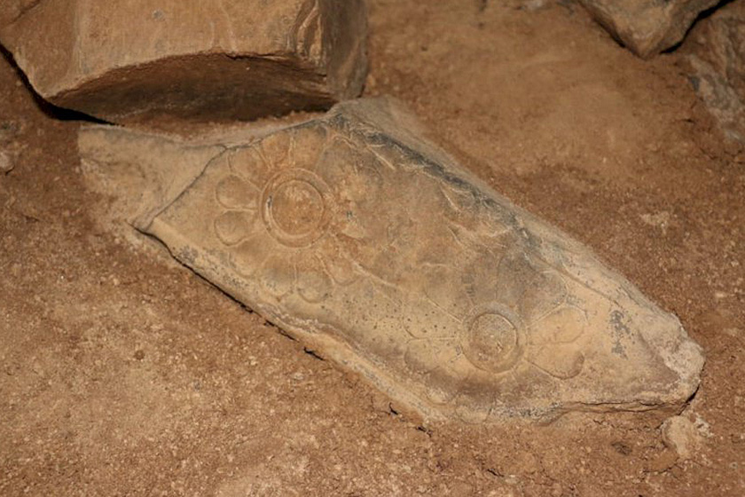کشف صدها قطعه سنگ دارای نقش برجسته در کاخ تچر
