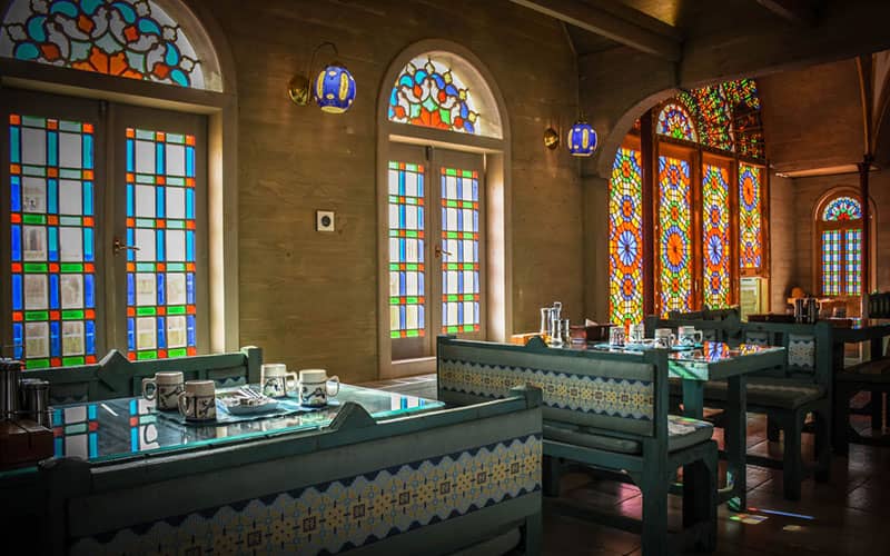رستوران مدرنی با پنجره های رنگی