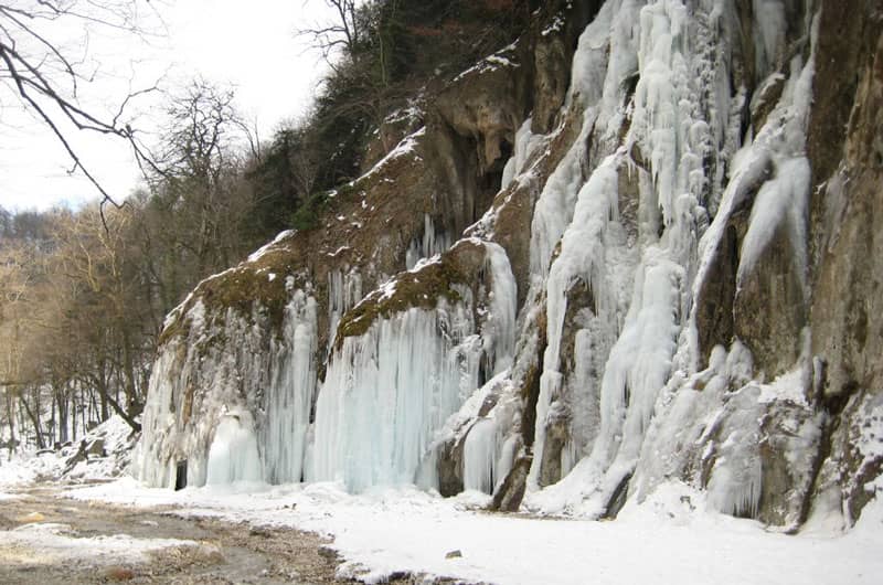 آبشار باران کوه در زمستان