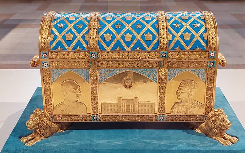 صندوقی با نقوش رضا شاه و پسرش از جنس طلا