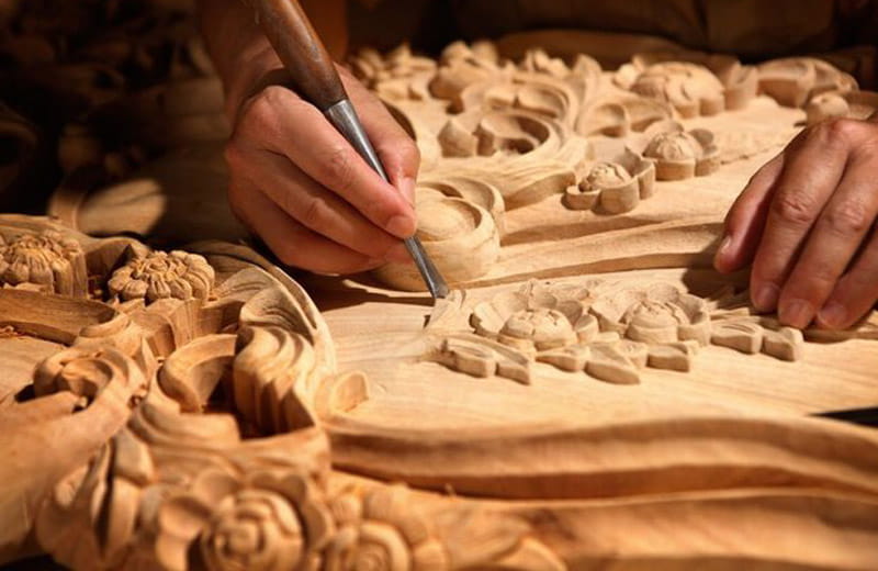 دست هنرمند معرق کار در حال ساخت معرق منبت چوب