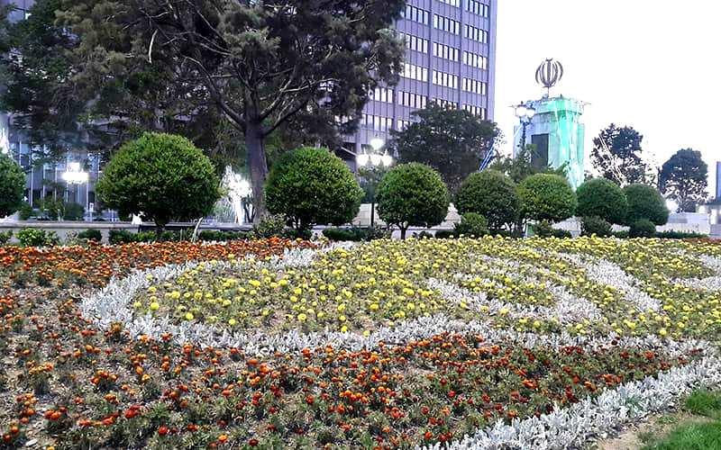 محوطه مملو از گل و درخت در میدان توپخانه