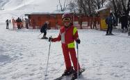 کودکی مشغول اسکی بازی