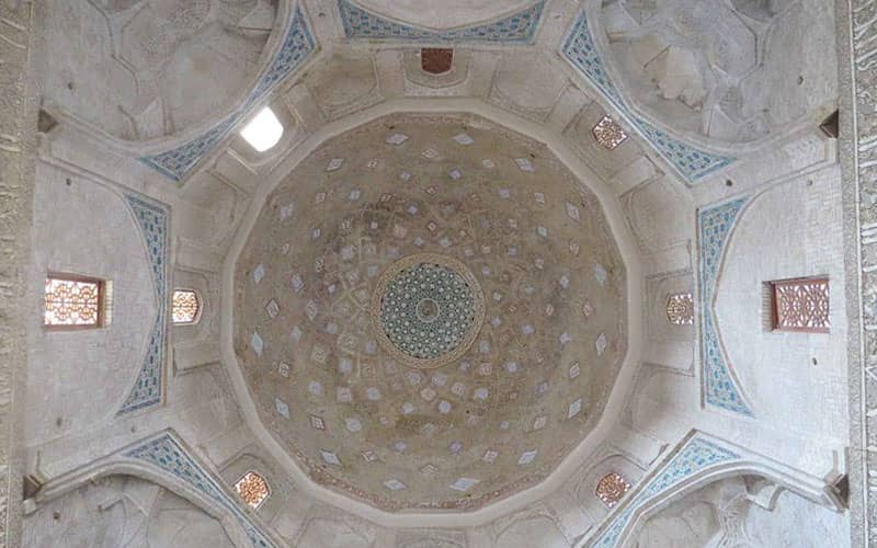 فضای زیر گنبد مسجد جامع ورامین