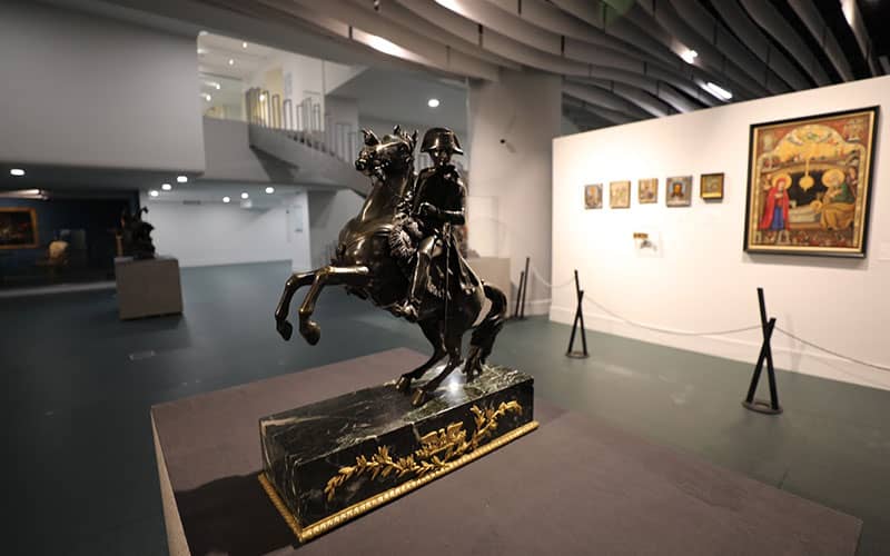 مجسمه اسب سواری سیاه‌رنگ در موزه سردار آسمانی
