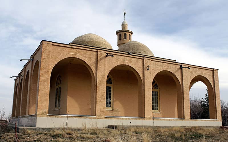 مسجدی با دو گنبد و یک مناره و چندین طاق نما