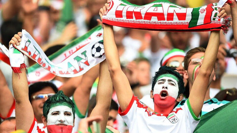 تماشاگران ایرانی با صورت نقاشی شده در جام جهانی