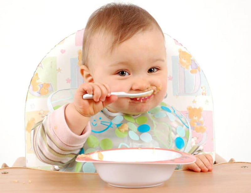 کودک خردسال در حال خوردن غذا