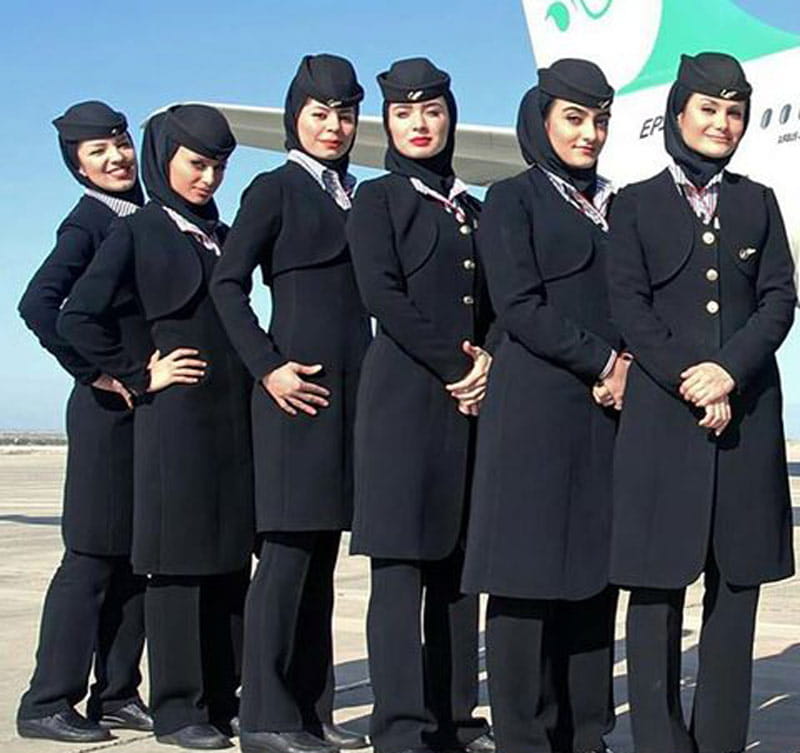 مهمانداران خانم با لباس رسمی کنار هواپیما