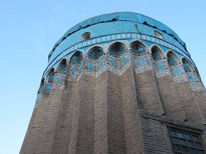 نمای بیرونی امامزاده ای به شکل برج