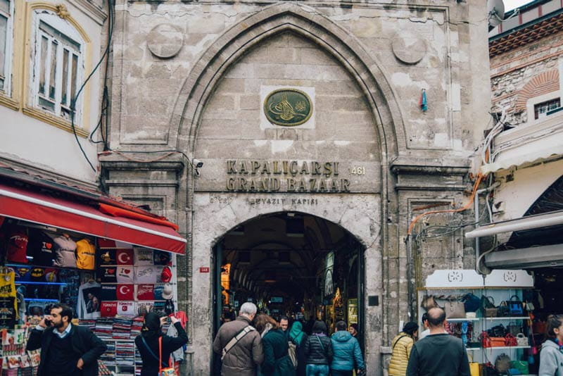 ورودی بازار بزرگ استانبول در تردد گردشگران