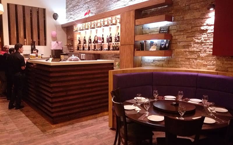 رستوران کوچکی با دکوراسیون چوبی