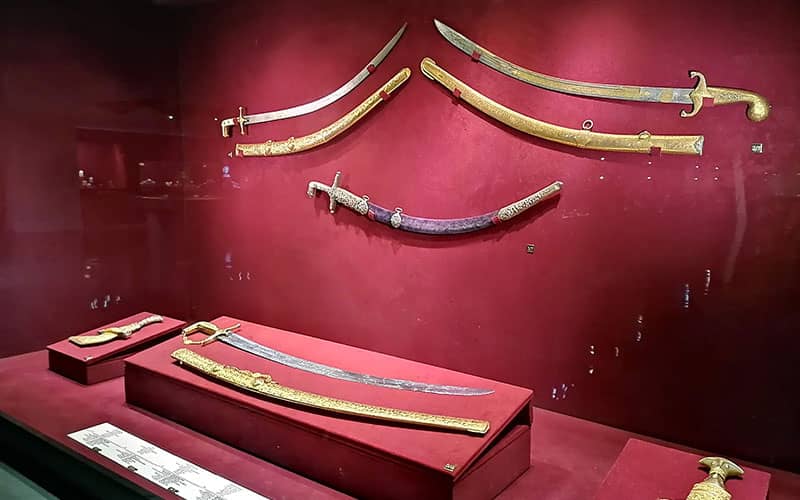 شمشیرهای قدیمی در موزه