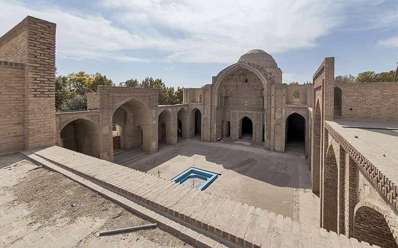 حیاط و ایوان های مسجد جامع ورامین