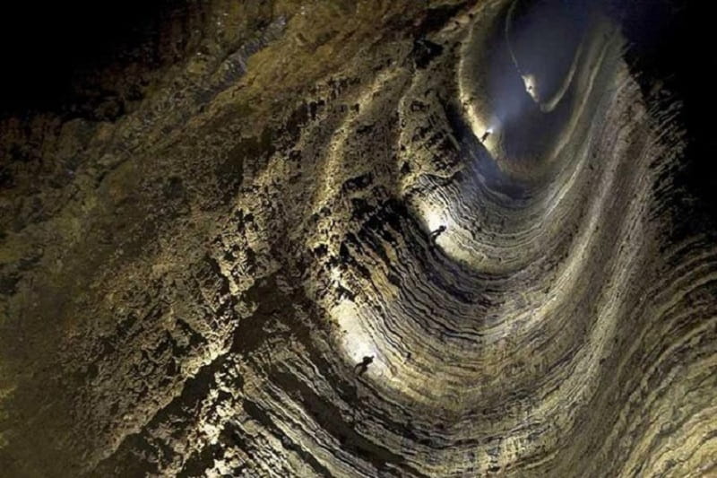 غار عمودی پراو